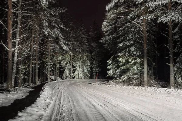 Вождение Зимней Дороге Ночью Снег Лед Дороге Ярко Освещены Фарами — стоковое фото
