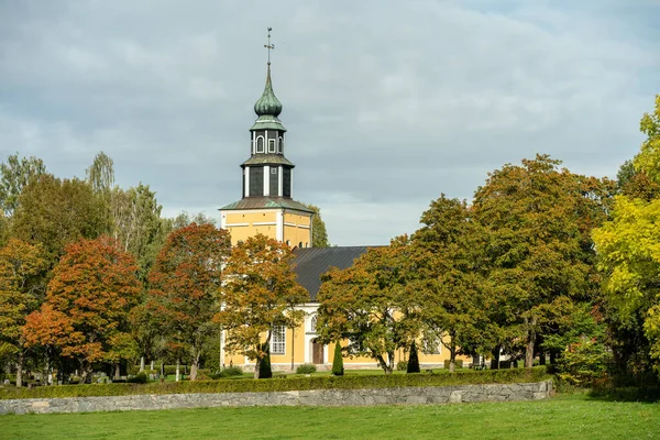 Iglesia Piedra Amarilla Suecia Sol Coloridos Árboles Otoñales Que Rodean — Foto de Stock