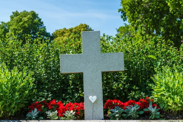 Tomba Cimitero Con Una Grande Croce Bianca Circondata Fiori Verdi — Foto Stock