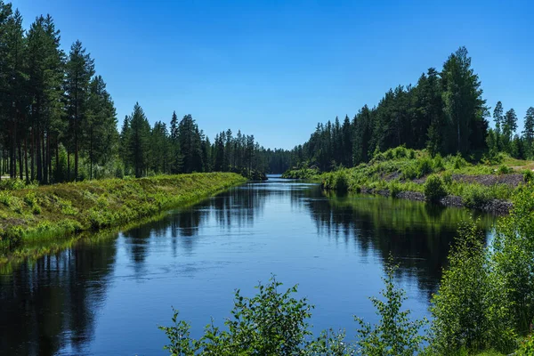 Letni Widok Kanału Szwecji Jasnym Słońcu Bujne Zielone Drzewa Czyste — Zdjęcie stockowe