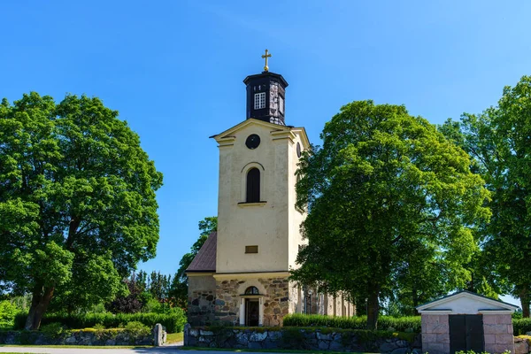 Vista Una Iglesia Medieval Blanca Suecia Rodeada Exuberantes Árboles Verdes — Foto de Stock