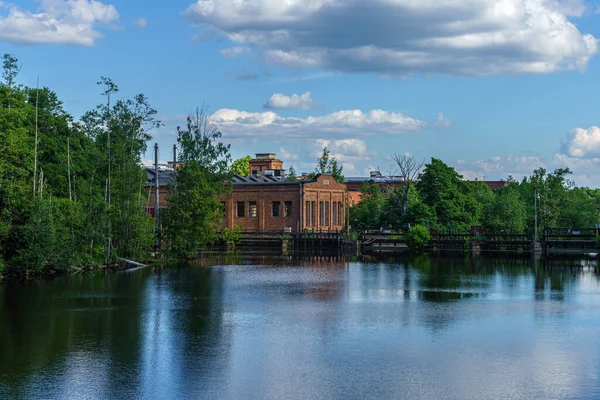 Vue Sur Eau Une Zone Industrielle Abandonnée Envahie Dans Campagne — Photo