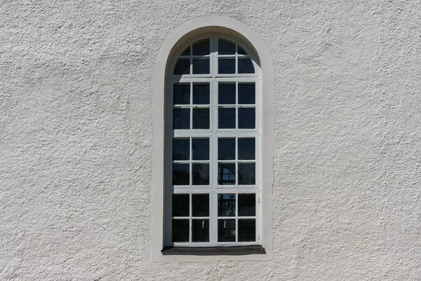 Detailed Close Tall Vaulted Window Sunny White Wall — Stockfoto