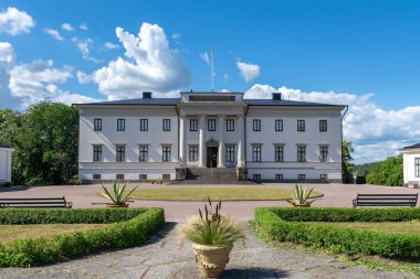 İsveç 'teki Stjensund şatosunun güzel ön manzarası, parlak güneş ışığı ve mavi gökyüzü.