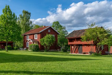 İsveç 'teki yerel bir folklor merkezinde tipik bir kır evi.