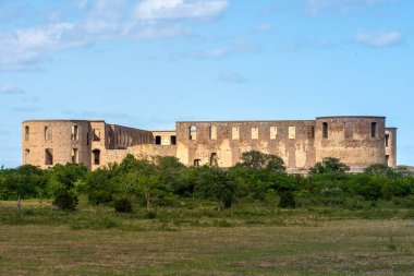 İsveç 'in doğu kıyısındaki bir ada olan Oland' daki Borgholm Kalesi harabesi.
