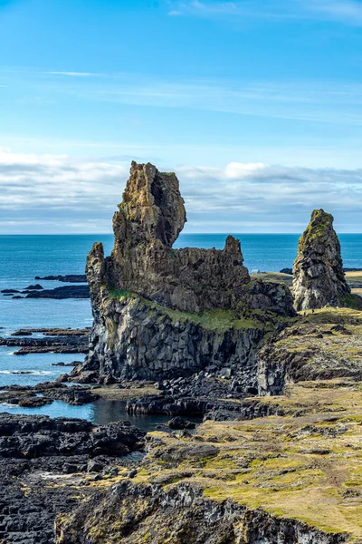 Странно Выглядящие Лавовые Образования Стоящие Западном Побережье Исландии — стоковое фото