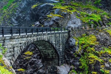 Norveç 'teki Trol Yolu' ndan geçen taş köprü.