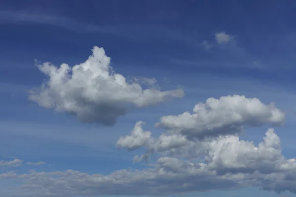 Gyönyörű Kék Néhány Bolyhos Fehér Felhők Lebeg Levegőben — Stock Fotó