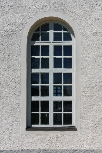 Detaljerad Närbild Ett Högt Välvt Fönster Ljus Vit Vägg — Stockfoto