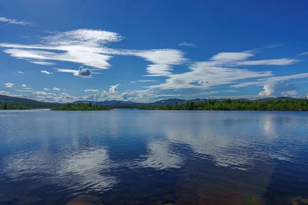 Piękny Letni Widok Jezioro Szwedzkich Wyżynach Światłem Słonecznym Błyszczącą Wodą — Zdjęcie stockowe