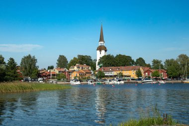 İsveç 'in Mariefred kentinin suları üzerinde yaz manzarası. Gripsholm Kalesi' nin en ünlüsü.