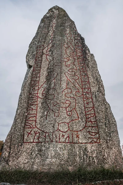 Zbliżenie Dwustuletniego Kamienia Runicznego Znajdującego Się Dużym Cmentarzu Szwecji — Zdjęcie stockowe