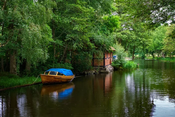 Liten Vannkanal Båttrafikk Karlskrona Sverige Med Gammel Trebåt Med Blått – stockfoto