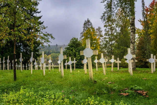 Eski akıl hastanesinde ölen akıl hastası suçlular için ahşap haçlarla dolu eski bir mezarlık.