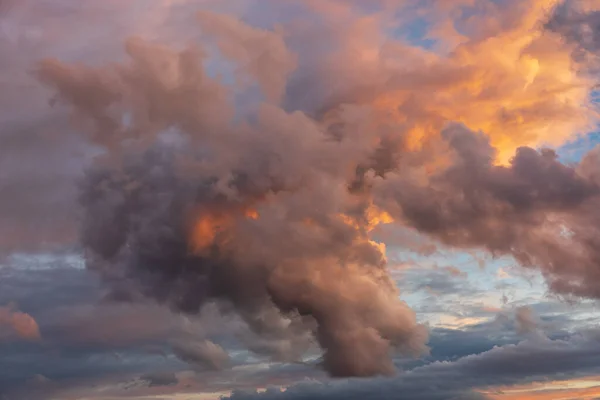 Paysage Nuageux Dramatique Avec Les Nuages Rayonnant Couleur Orange Partir — Photo