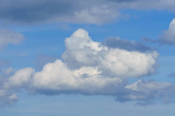 美丽的天空 空气中飘扬着蓬松的白云 — 图库照片