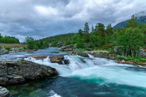 ノルウェーの山の中で新鮮なターコイズブルーの水で高いクリーク — ストック写真