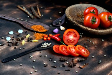 kırmızı biber ve domates, tuz, sarımsak, koyu ahşap zemin üzerinde biberiye; yemek yapmak için malzemeler; yemek kitabını kaplamak; Asya mutfağı, yazı için serbest alan