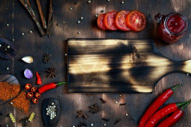 kırmızı biber ve domates, tuz, sarımsak, koyu ahşap zemin üzerinde biberiye; yemek yapmak için malzemeler; yemek kitabını kaplamak; Asya mutfağı, yazı için serbest alan