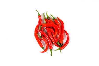 Kırmızı kırmızı kırmızı biber beyaz arkaplanda izole edilmiş.
