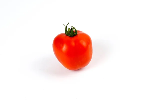 Délicieuses Tomates Rouges Isolées Sur Fond Blanc — Photo