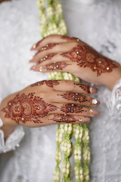 Traditionelle Hochzeit Brautmode Mit Henna Design Und Handschmuck — Stockfoto