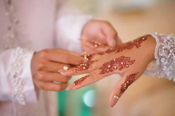 Traditional Wedding Bridal Showing Henna Design Hand Jewellery — Stockfoto