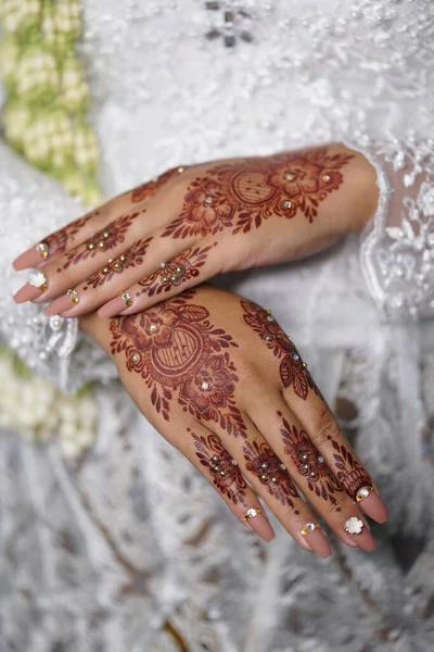 Traditional Wedding Bridal Showing Henna Design Hand Jewellery — стоковое фото