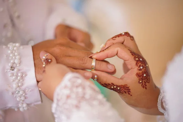 Παραδοσιακό Γάμο Νυφικό Δείχνει Χέννα Σχεδιασμό Και Κοσμήματα Στο Χέρι — Φωτογραφία Αρχείου