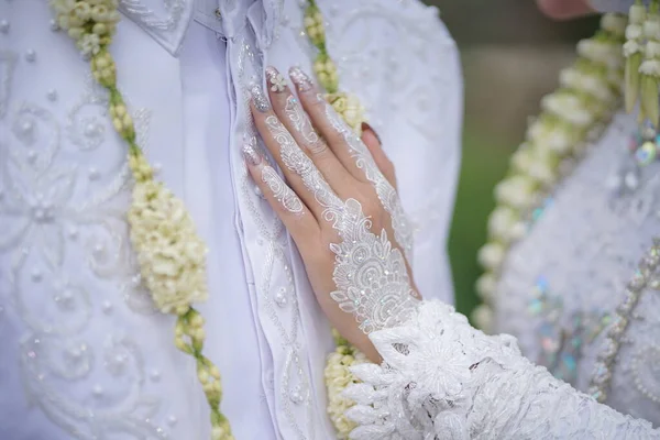 Traditional Wedding Bridal Showing Henna Design Hand Jewellery — Stock Photo, Image