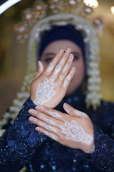 Traditional Wedding Bridal Showing Henna Design Hand Jewellery — Stockfoto