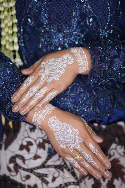 Traditional Wedding Bridal Showing Henna Design Hand Jewellery — Foto Stock