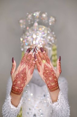 Geleneksel düğün, gelinlik kına tasarımı ve el takıları