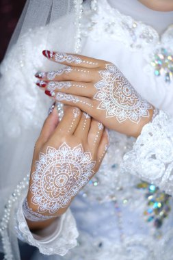Geleneksel düğün, gelinlik kına tasarımı ve el takıları