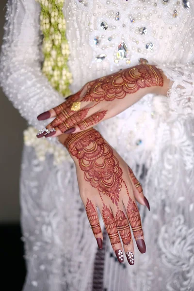 Matrimonio Tradizionale Sposa Che Mostra Henné Design Gioielli Mano — Foto Stock