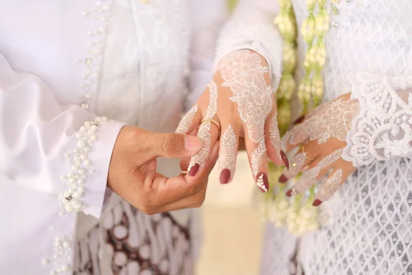 传统婚礼 婚礼展示指甲花图案和手工珠宝 — 图库照片
