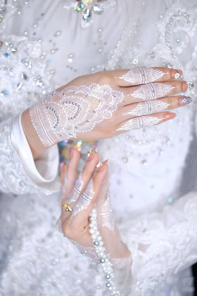 Traditional Wedding Bridal Showing Henna Design Hand Jewellery — Foto Stock