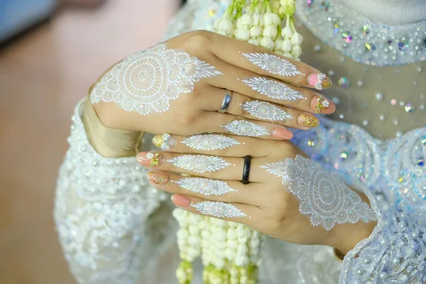 Traditional Wedding Bridal Showing Henna Design Hand Jewellery — Fotografia de Stock