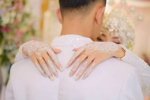 Traditional Wedding Bridal Showing Henna Design Hand Jewellery — Zdjęcie stockowe