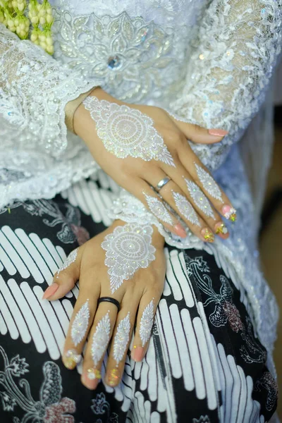 Traditional Wedding Bridal Showing Henna Design Hand Jewellery — Stock Fotó
