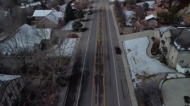 Drone ายท าจากด านบนถนนเหน อถนนท รถยนต และบ เขาห มะในระยะทาง ถนนเม — วีดีโอสต็อก