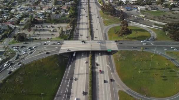 Drone Metraje Vista Aérea Carretera Cruce Multinivel Carretera Con Coches — Vídeos de Stock