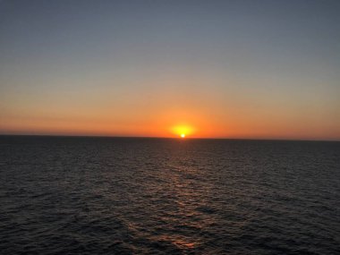 Lever de soleil sur la mer