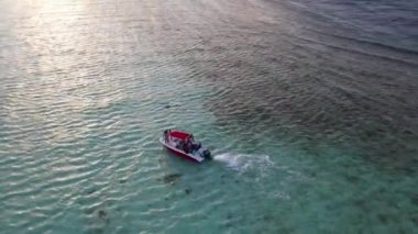 Maldivler takımadasının ıssız bir adası. Bir yatla deniz yolculuğu.. 