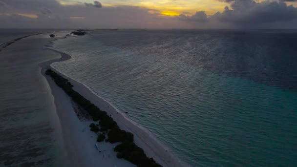 モルディブ諸島の無人島 ヨットでの海の航海 — ストック動画