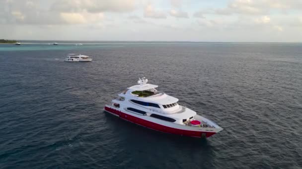 Segling Yacht Nära Öarna Maldiverna Skärgård — Stockvideo