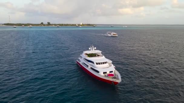 Navegar Yate Cerca Las Islas Del Archipiélago Las Maldivas — Vídeos de Stock