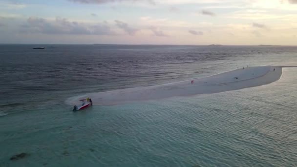 马尔代夫群岛上一个无人居住的岛屿 乘游艇进行海上航行 — 图库视频影像