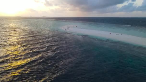 モルディブ諸島の無人島 ヨットでの海の航海 — ストック動画